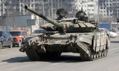 L'UKRAINE TENTE D'ÉVACUER LES CIVILS ALORS QUE LES FORCES RUSSES PILONNENT L'EST ET LE SUD
