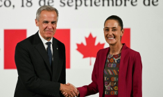 Le Premier ministre du Canada, Mark Carney (G), et la Présidente du Mexique, Claudia Sheinbaum (D), se serrent la main après une conférence de presse conjointe au Palais National à Mexico le 18 septembre 2025 ( AFP / Yuri CORTEZ )