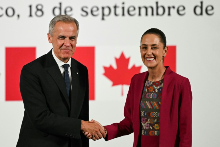 Le Premier ministre du Canada, Mark Carney (G), et la Présidente du Mexique, Claudia Sheinbaum (D), se serrent la main après une conférence de presse conjointe au Palais National à Mexico le 18 septembre 2025 ( AFP / Yuri CORTEZ )