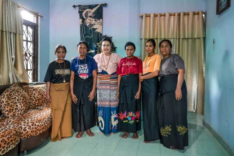 La noble Norlina Rambu Jola Kalunga (3e g), ex-rectrice de l'Université chrétienne de Sumba, entourée de ses cinq esclaves à Waingapu, le 25 juin 2026 en Indonésie ( AFP / BAY ISMOYO )