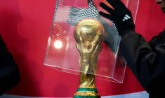 Le trophée de la Coupe du Monde 2026 présenté à New York le 2 juin 2026 ( AFP / TIMOTHY A. CLARY )