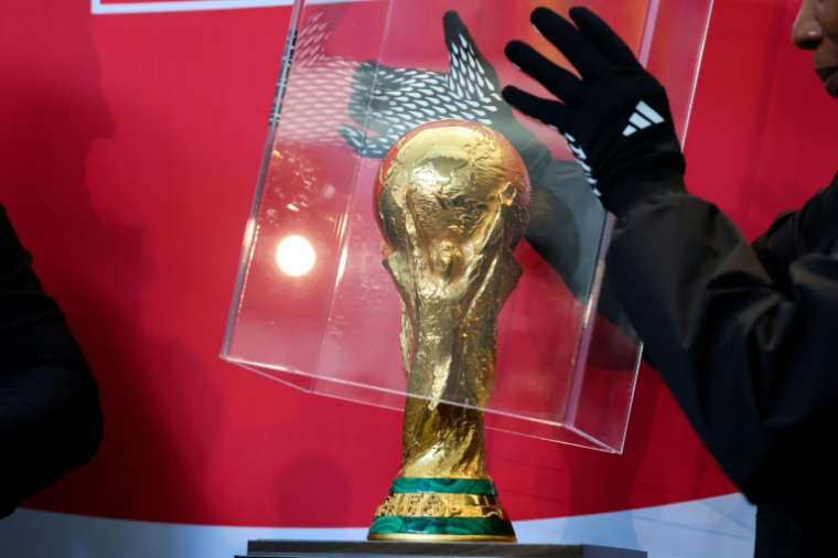 Le trophée de la Coupe du Monde 2026 présenté à New York le 2 juin 2026 ( AFP / TIMOTHY A. CLARY )