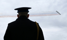Les couleurs du drapeau russe lâchées par des avions de chasse au dessus de la place Rouge à Moscou, pour célébrer la capitulation de l'Allemagne nazie, le 9 mai 2026 ( AFP / Igor IVANKO )
