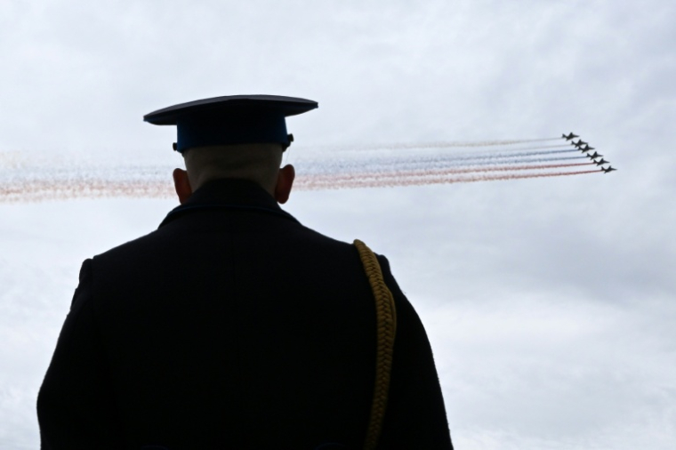 Les couleurs du drapeau russe lâchées par des avions de chasse au dessus de la place Rouge à Moscou, pour célébrer la capitulation de l'Allemagne nazie, le 9 mai 2026 ( AFP / Igor IVANKO )