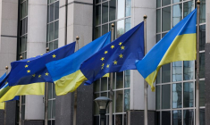 Des drapeaux ukrainiens flottent devant le bâtiment du Parlement européen