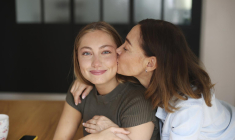 Selon le montant du prêt, le prêt familial peut aider à compléter un apport personnel, éviter la souscription d’un crédit bancaire ou profiter de conditions d’emprunt plus souples. ( crédit photo : Getty Images )