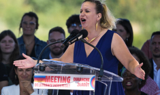 Mathilde Panot à Châteauneuf-sur-Isère, le 24 août 2025. ( AFP / JEAN-PHILIPPE KSIAZEK )