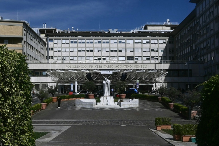 Une statue du pape Jean-Paul II devant l'hôpital Gemelli à Rome, le 12 octobre 2026  ( AFP / Filippo MONTEFORTE )