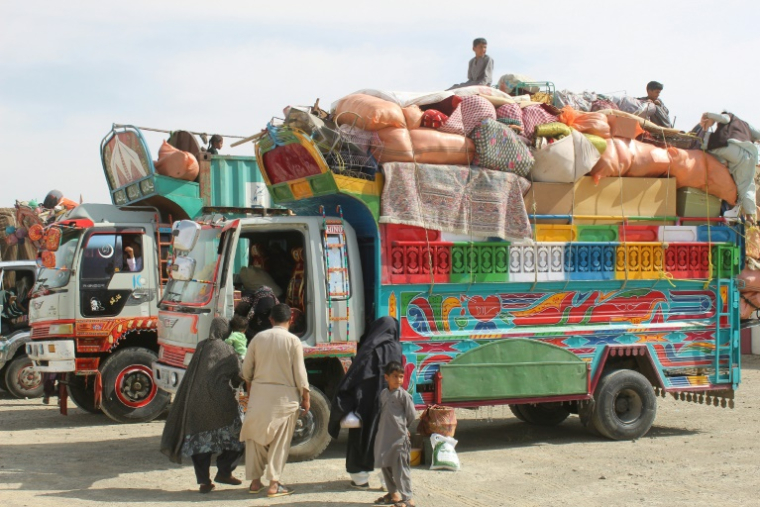 Des réfugiés afghans, expulsés du Pakistan, attendent leur départ pour l'Afghanistan, dans un centre de rétention à Chaman, près de la frontière pakistano-afghane, le 9 avril 2025 ( AFP / Abdul BASIT )