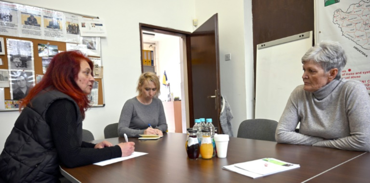 La musulmane bosnique Bakira Hasecic, lors d'une réunion avec des membres de l'association des Femmes victimes de la guerre, le 21 mai 2025 à Sarajevo ( AFP / ELVIS BARUKCIC )