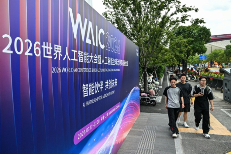 Des passants longent une affiche de la Conférence mondiale sur l'intelligence artificielle (WAIC), le 16 juillet 2026 à Shanghai en Chine ( AFP / Hector RETAMAL )
