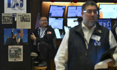 Des opérateurs à la Bourse de New York le 2 juin 2025. ( AFP / ANGELA WEISS )