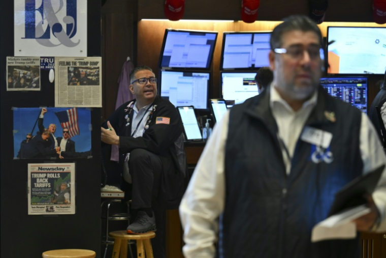 Des opérateurs à la Bourse de New York le 2 juin 2025. ( AFP / ANGELA WEISS )
