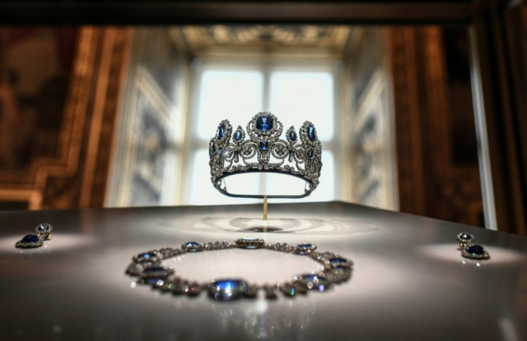 La "parure de la reine Marie-Amelie et de la Reine Hortense" exposée dans la galerie d'Apollon au musée du Louvre, le 14 janvier 2020 à Paris ( AFP / STEPHANE DE SAKUTIN )