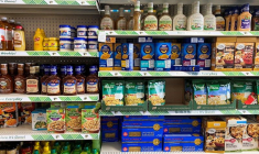 Des aliments emballés à vendre sont vus sur les étagères d'un Dollar Tree à Islandia, à New York