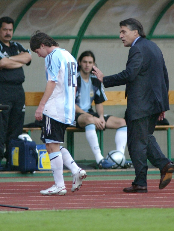 Lionel Messi a connu sa première sélection avec l'Argentine lors d'un match amical le 17 août 2005 face à la Hongrie à Budapest. Expulsé moins d'une minute après son entrée en jeu, il est consolé par le sélectionneur Jose Pekerman  ( AFP / ATTILA KISBENEDEK )