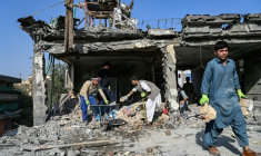 Des habitants nettoient les débris dans une maison endommagée par une frappe aérienne à Kaboul lors d'affrontements à la frontière entre l'Afghanistan et le Pakistan, le 16 octobre 2025 ( AFP / Wakil KOHSAR )