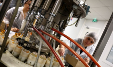 Une chaîne de production de parfums de l'usine Corania