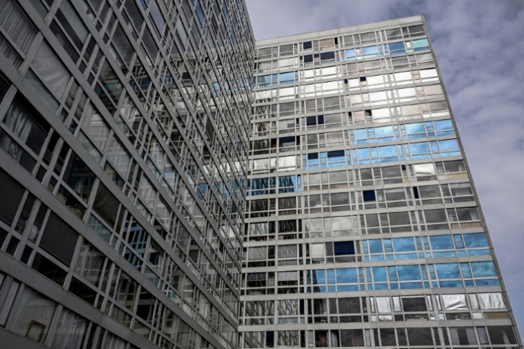 L'immeuble Mouchotte, conçu par l'architecte français Jean Dubuisson et inauguré en 1966 dans le cadre du projet de rénovation urbaine Maine-Montparnasse, le 5 avril 2026 à Paris ( AFP / Anna KURTH )