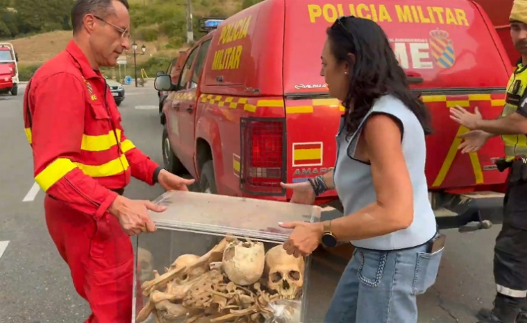 Image tirée d'une vidéo diffusée par l'Unité militaire d'urgence (UME) espagnole montrant des pompiers évacuant les ossements des premiers rois d'Aragon alors qu'un incendie de forêt menace le monastère de San Juan de la Peña, à Peñas de Riglos, dans la province d'Aragon, le 13 août 2026 en Espagne ( UME / Handout )