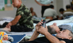 Des habitants évacués à l'approche du typhon Bavi se reposent dans un centre à Yueqing, dans la province du Zhejiang (est) en Chine, le 11 juillet 2026 ( CN-STR / - )