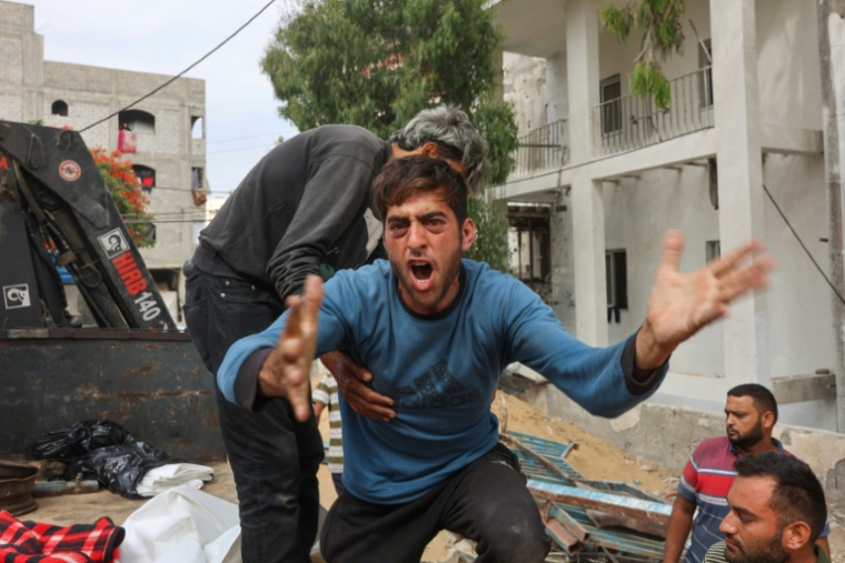 Un Palestinien réagit après la mort de Palestiniens dans une frappe israélienne, le 23 juin 2025 à Gaza-ville ( AFP / Omar AL-QATTAA )