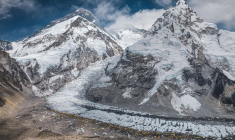 Vue du mont Everest, du glacier de Khumbu et du camp de base au Népal