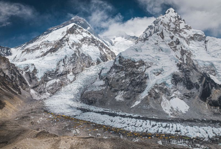 Vue du mont Everest, du glacier de Khumbu et du camp de base au Népal