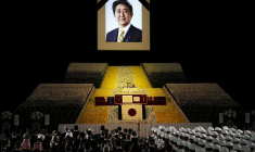 Un portrait de l'ancien Premier ministre japonais Shinzo Abe lors de ses funérailles d'État au Nippon Budokan à Tokyo, au Japon