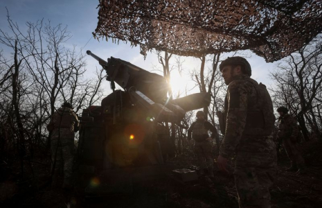 Des militaires ukrainiens se préparent à tirer avec un obusier automoteur en direction des troupes russes près de la ville de Pokrovsk en première ligne