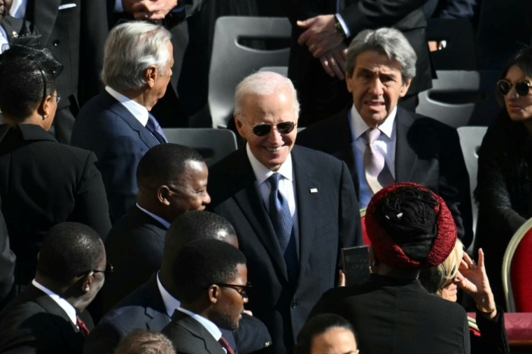 L'ancien président américain Joe Biden (c) avant les funérailles du pape François à Rome, le 26 avril 2025 ( AFP / Mandel NGAN )
