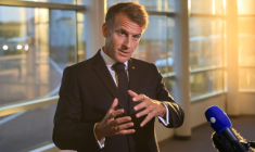 Le président français Emmanuel Macron s'exprime devant la presse à son arrivée à Saint-Pierre, dans l'archipel de Saint-Pierre-et-Miquelon, le 19 septembre 2026 ( AFP / Ludovic MARIN )