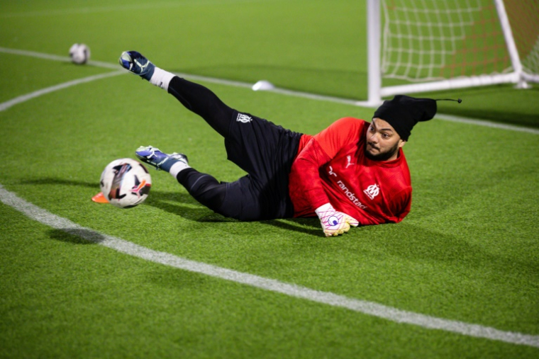 Ammar Meribai, gardien de l'équipe de l'OM des amputés, effectue un arrêt lors d'une séance d'entraînement, le 22 novembre 2025 à Marseille ( AFP / CLEMENT MAHOUDEAU )