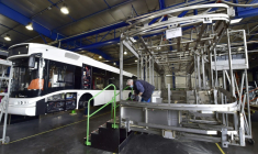 Un technicien travaille sur un bus à hydrogène SAFRA, le 4 mars 2021 à Albi ( AFP / GEORGES GOBET )