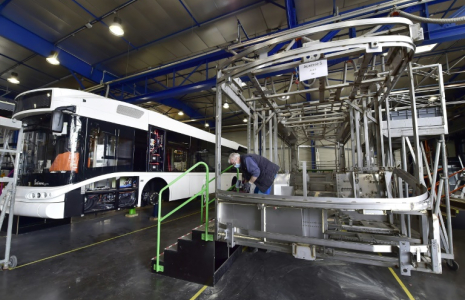 Un technicien travaille sur un bus à hydrogène SAFRA, le 4 mars 2021 à Albi ( AFP / GEORGES GOBET )