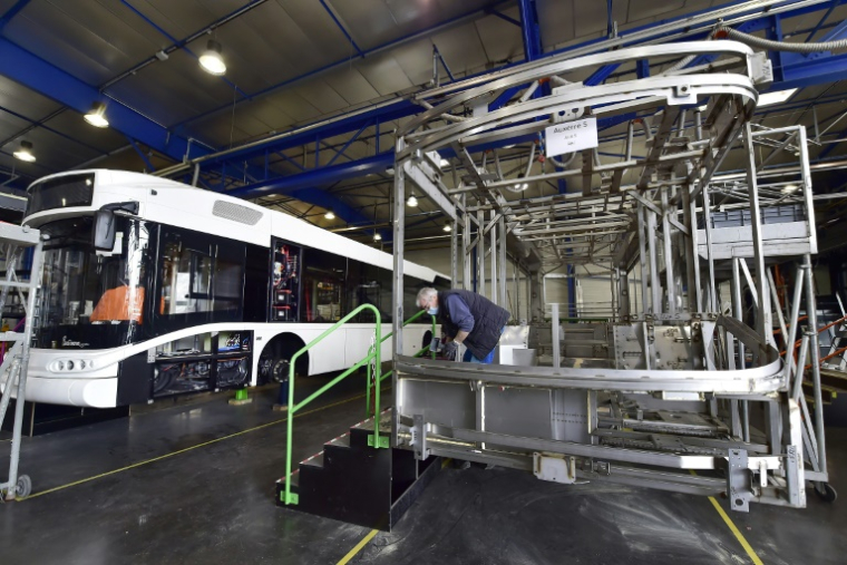 Un technicien travaille sur un bus à hydrogène SAFRA, le 4 mars 2021 à Albi ( AFP / GEORGES GOBET )