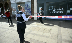 La police établit un périmètre après un incendie criminel qui a visé un local où était installée une organisation caritative juive, dans le nord-ouest de Londres, le 18 avril 2026 ( AFP / JUSTIN TALLIS )