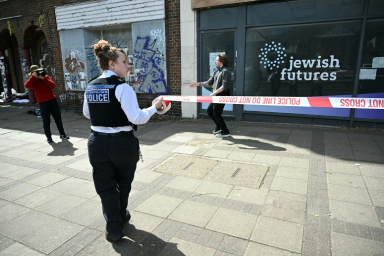 La police établit un périmètre après un incendie criminel qui a visé un local où était installée une organisation caritative juive, dans le nord-ouest de Londres, le 18 avril 2026 ( AFP / JUSTIN TALLIS )