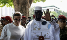 Le président guinéen et candidat à la présidence Mamadi Doumbouya (CR) et son épouse Lauriane Doumbouya (CL) arrivent pour voter dans un bureau de vote à Conakry le 28 décembre 2025, lors de l'élection présidentielle guinéenne.  ( AFP / Patrick MEINHARDT )
