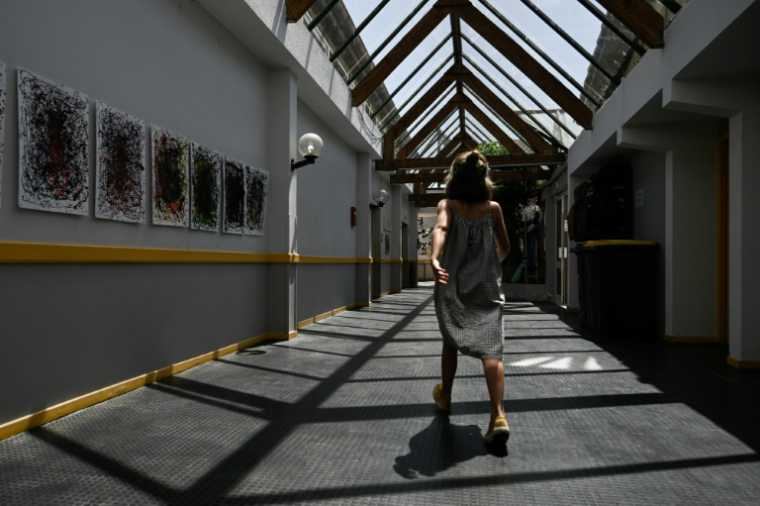 L'épisode va aussi fortement perturber la vie scolaire, principalement dans les départements en rouge, avec 845 écoles et collèges fermés lundi et 1.800 autres dont les horaires seront aménagés sur les 60.000 établissements du pays ( AFP / Philippe LOPEZ )