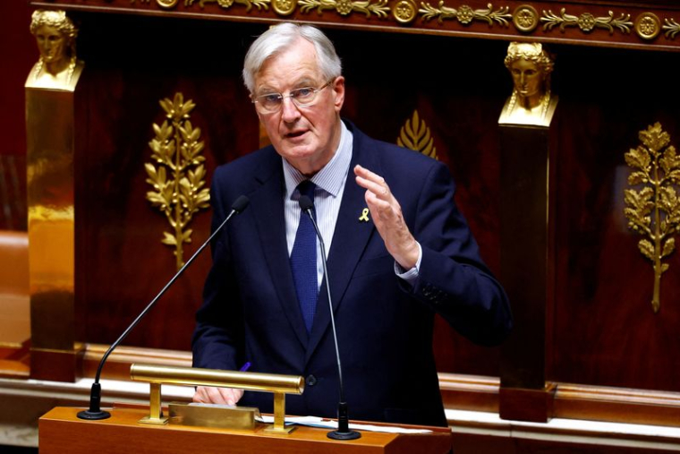 Le Premier ministre français Michel Barnier prononce un discours lors d'un débat sur une motion de censure