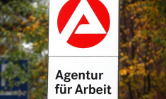 Un panneau indiquant le chemin vers une agence pour l'emploi de l'Office fédéral allemand du travail est photographiée à Munich