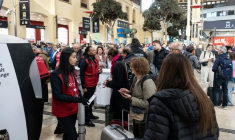 Des voyageurs font la queue à la gare Saint-Charles à Marseille le 27 octobre 2025 pour acheter un autre billet après de nombreuses annulations de TGV en raison d'un acte de vandalisme au sud de Valence ( AFP / MIGUEL MEDINA )