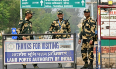 Des membres des forces de sécurité indiennes surveillent la frontière avec le Pakistan, au poste de Wagah, à 35 km d'Amristar, le 1er mai 2025 ( AFP / Narinder NANU )