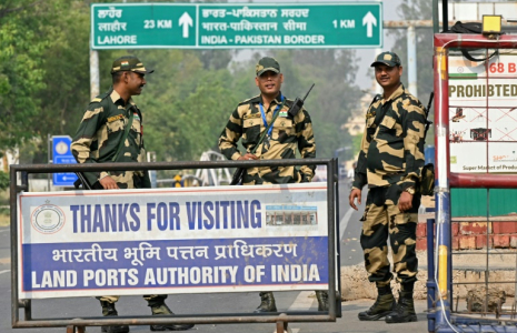 Des membres des forces de sécurité indiennes surveillent la frontière avec le Pakistan, au poste de Wagah, à 35 km d'Amristar, le 1er mai 2025 ( AFP / Narinder NANU )