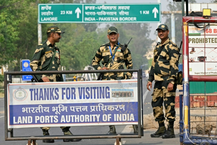 Des membres des forces de sécurité indiennes surveillent la frontière avec le Pakistan, au poste de Wagah, à 35 km d'Amristar, le 1er mai 2025 ( AFP / Narinder NANU )