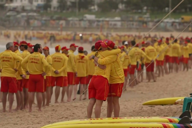 Des centaines de sauveteurs australiens réunis en silence sur la plage de Bondi à Sydney, le 20 décembre 2025 ( AUSTRALIAN BROADCASTING CORPORATION (ABC) / Handout )