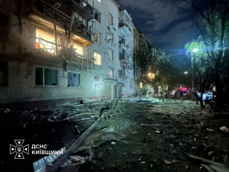Cette photo prise et publiée par les services d'urgence ukrainiens le 1er septembre 2026 montre un immeuble résidentiel endommagé après une frappe russe dans la région de Kiev, dans le cadre de l'invasion russe de l'Ukraine. ( State Emergency Service of Ukraine / Handout )