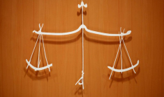 Le symbole de la Justice, avec l'épée et la balance, est vu au palais de justice de Paris