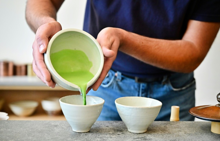 La fabrication du matcha est un processus long et artisanal ( AFP / Frederic J. BROWN )